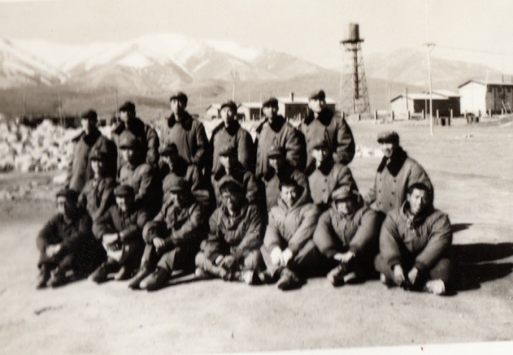 30a35bd0ad754d86956c5f0e47e8445c.jpg 青藏高原昆仑山口西大滩青藏铁路选线考察(1976年).jpg